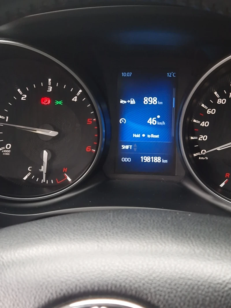 Toyota Avensis 1.6, снимка 6 - Автомобили и джипове - 53024479