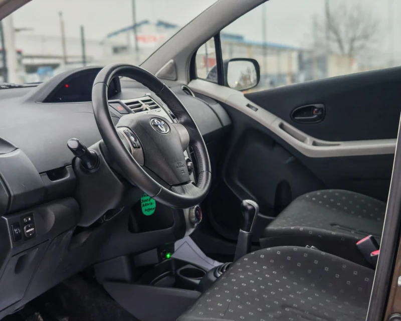 Toyota Yaris 1.0 БЕНЗИН 70 К.С. УНИКАЛНО СЪСТОЯНИЕ!, снимка 8 - Автомобили и джипове - 53299635