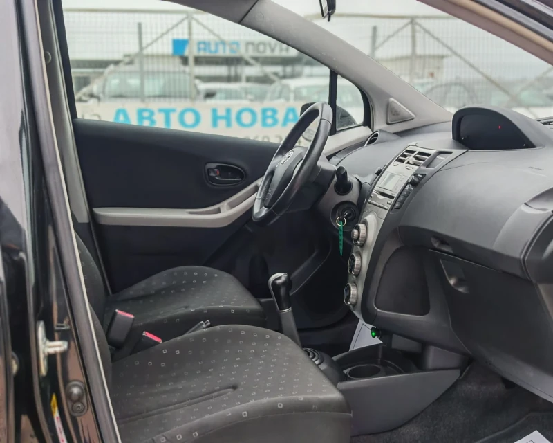 Toyota Yaris 1.0 БЕНЗИН 70 К.С. УНИКАЛНО СЪСТОЯНИЕ!, снимка 10 - Автомобили и джипове - 53299635