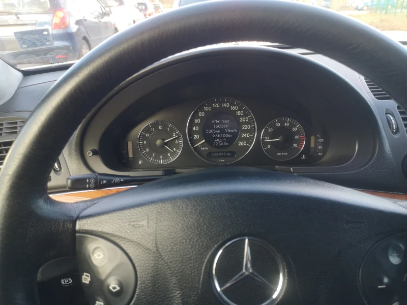 Mercedes-Benz E 200 компресор, снимка 17 - Автомобили и джипове - 53539761
