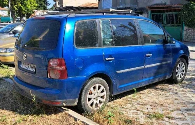 VW Touran Десен волан. Газ-нензин 1.6 100к.с 8 клапана, снимка 3 - Автомобили и джипове - 55848762