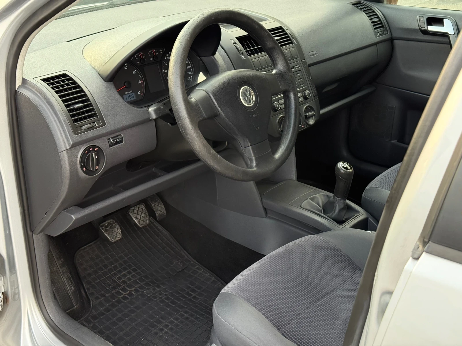 VW Polo 1.4i 80к.с * Климатик*  - изображение 9