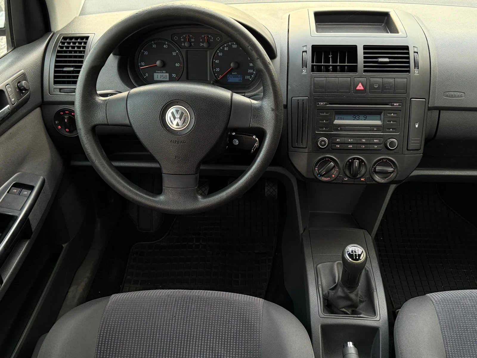 VW Polo 1.4i 80к.с * Климатик*  - изображение 10