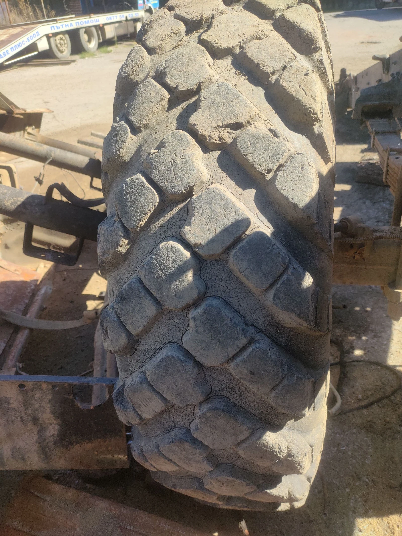 Gaz 66 4 бр Гуми, задни полуоски и много резервни части , снимка 1