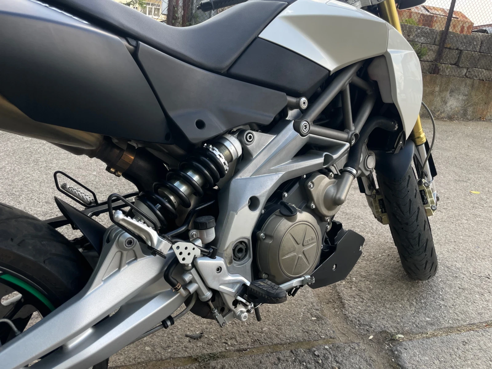 Aprilia Dorsoduro SMV 750 - изображение 6