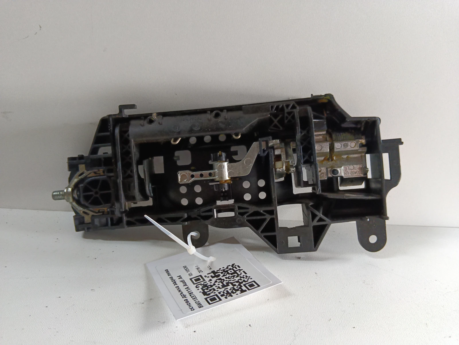 основа дръжка задна лява 8W01837811A Audi A4