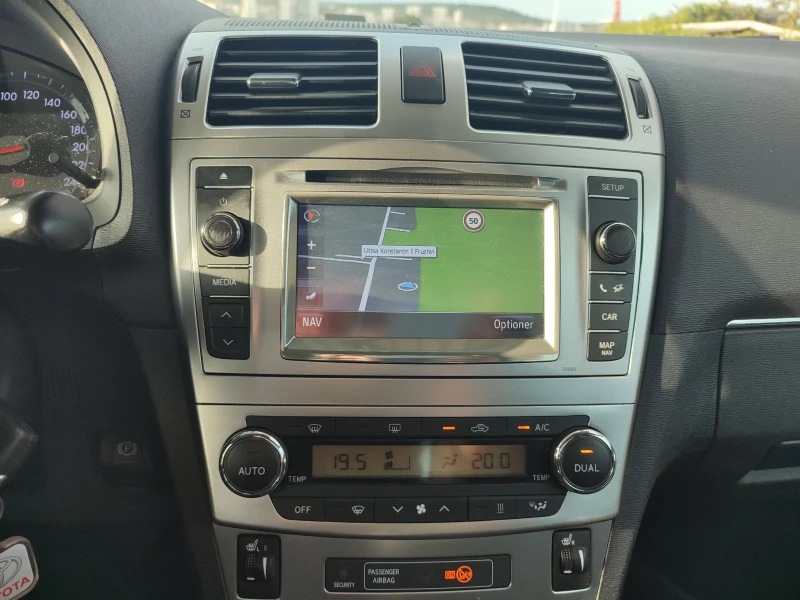 Toyota Avensis 2.0 D седан, снимка 11 - Автомобили и джипове - 51815783