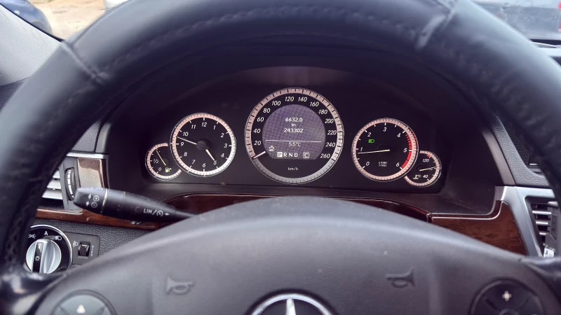 Mercedes-Benz E 220, снимка 8 - Автомобили и джипове - 53205977