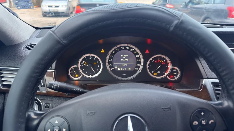 Mercedes-Benz E 220, снимка 9 - Автомобили и джипове - 53205977