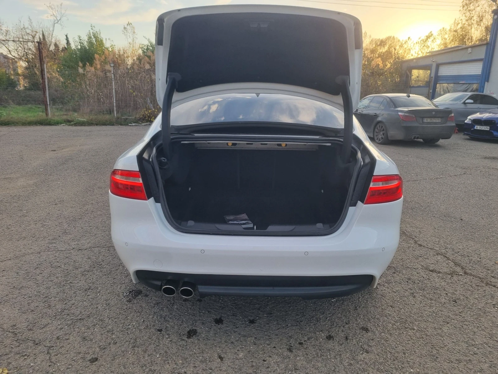 Jaguar XE R sport 2.0 euro 6B 4x4 - изображение 9