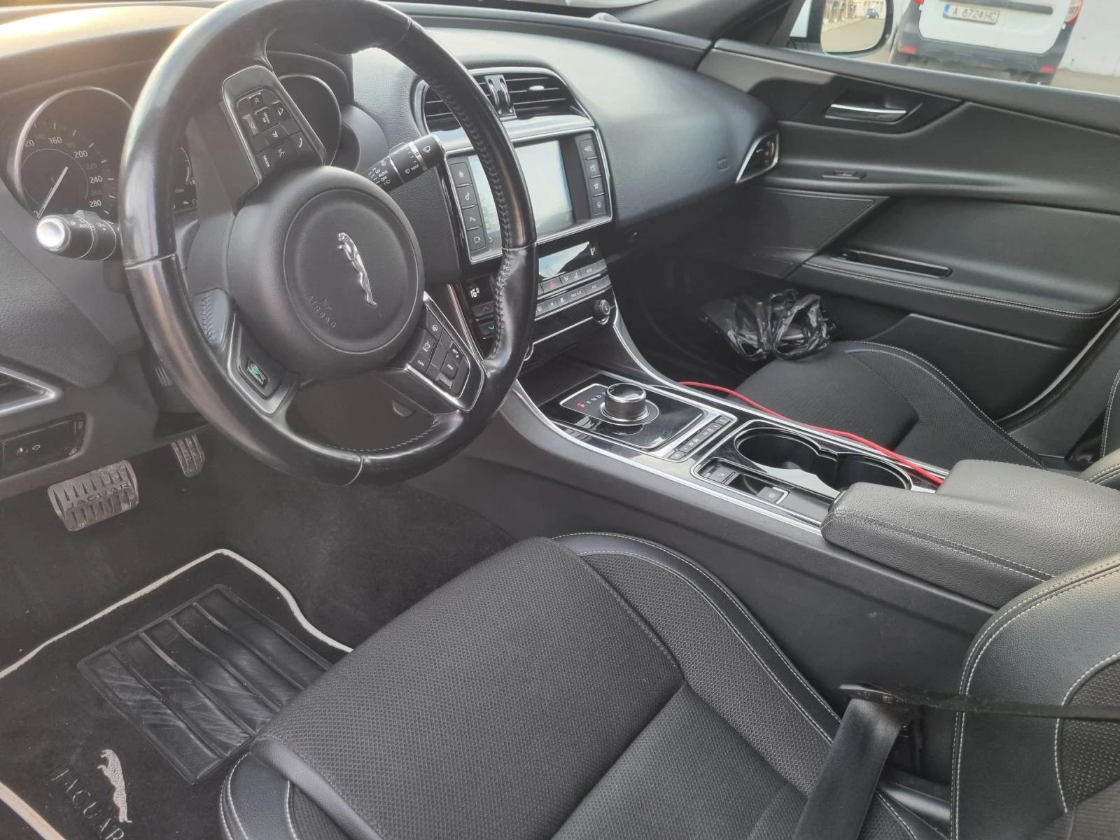 Jaguar XE R sport 2.0 euro 6B 4x4 - изображение 5