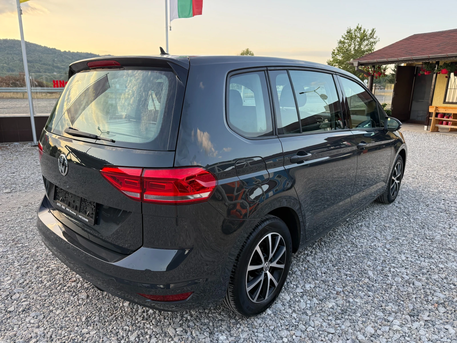 VW Touran  РЕАЛНИ КИЛОМЕТРИ !! НОВ ВНОС !! ЕВРО 6 !!, снимка 5 - Автомобили и джипове - 55829330