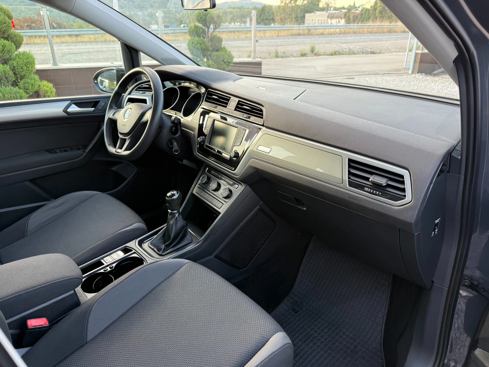 VW Touran  РЕАЛНИ КИЛОМЕТРИ !! НОВ ВНОС !! ЕВРО 6 !!, снимка 9 - Автомобили и джипове - 55829330