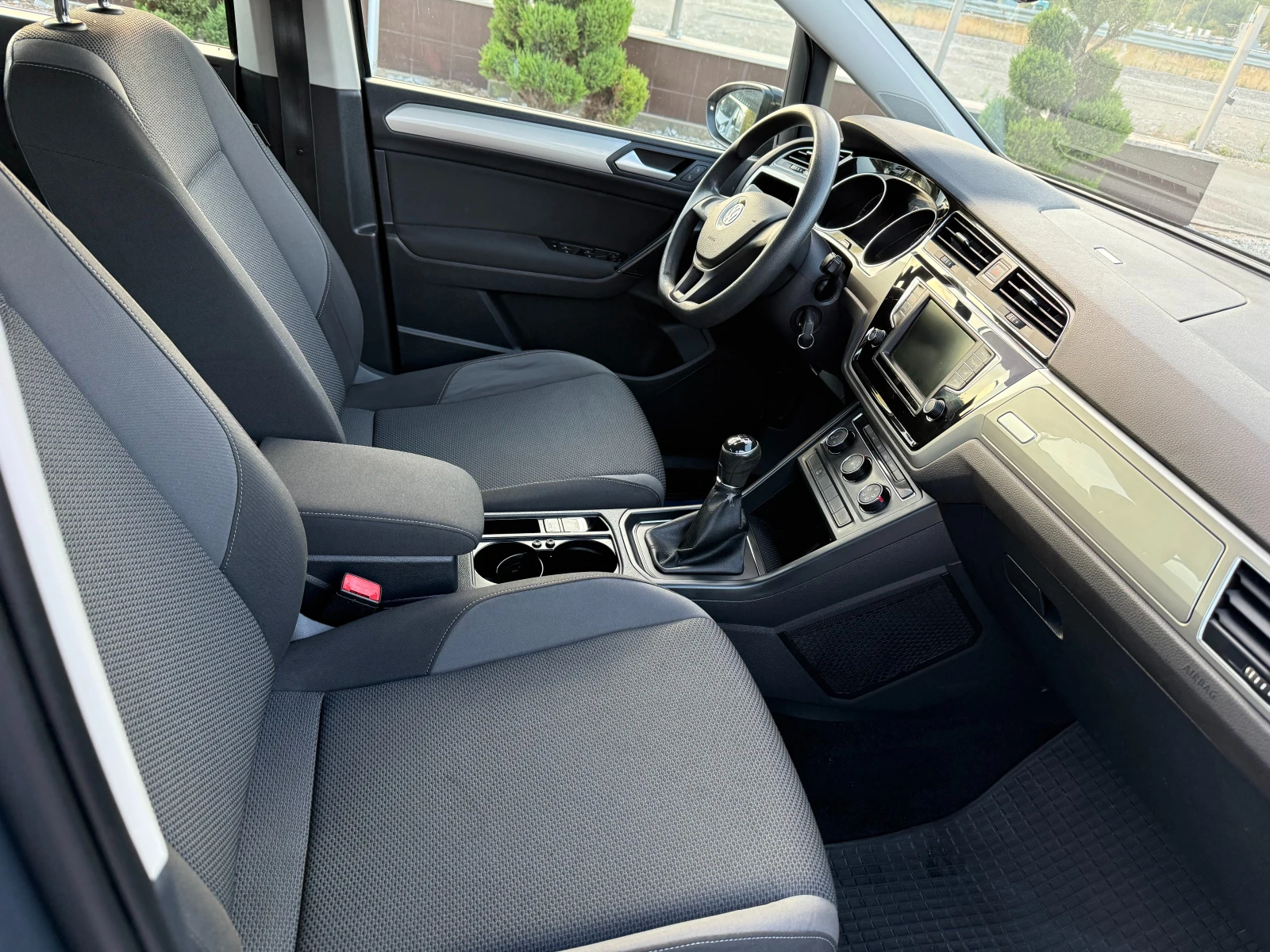 VW Touran  РЕАЛНИ КИЛОМЕТРИ !! НОВ ВНОС !! ЕВРО 6 !!, снимка 10 - Автомобили и джипове - 55829330