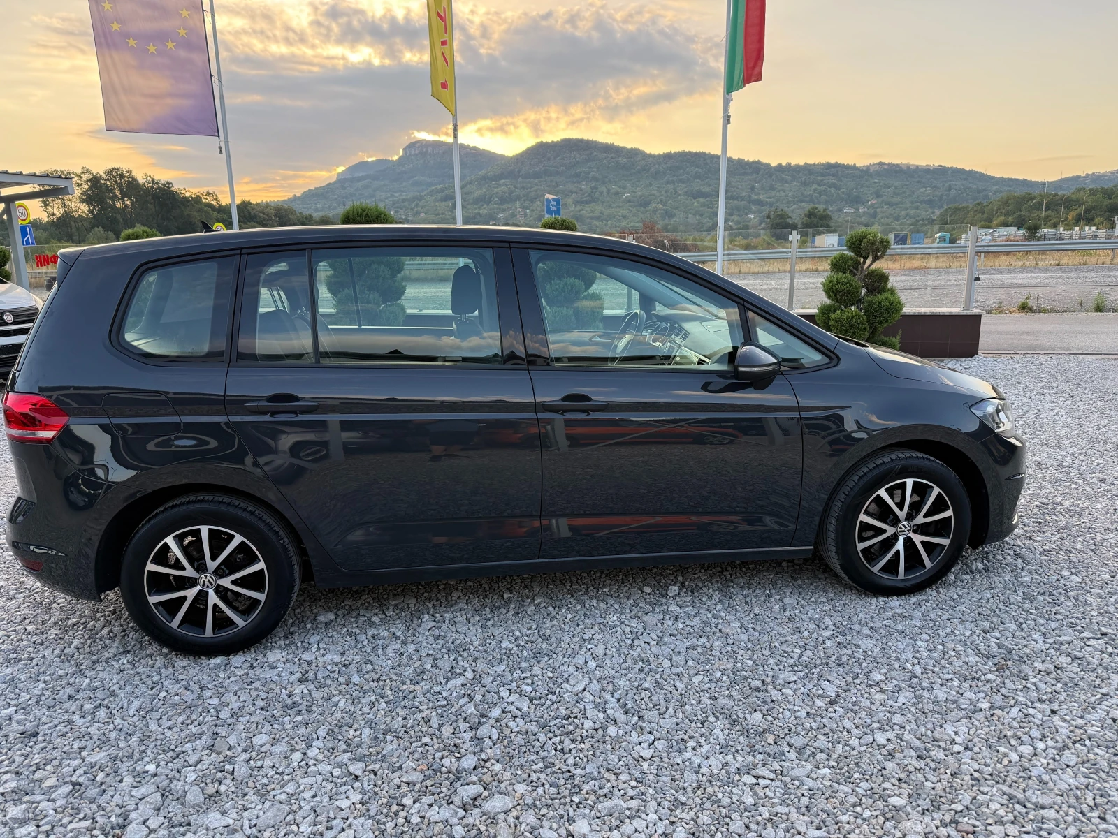VW Touran  РЕАЛНИ КИЛОМЕТРИ !! НОВ ВНОС !! ЕВРО 6 !!, снимка 6 - Автомобили и джипове - 55829330