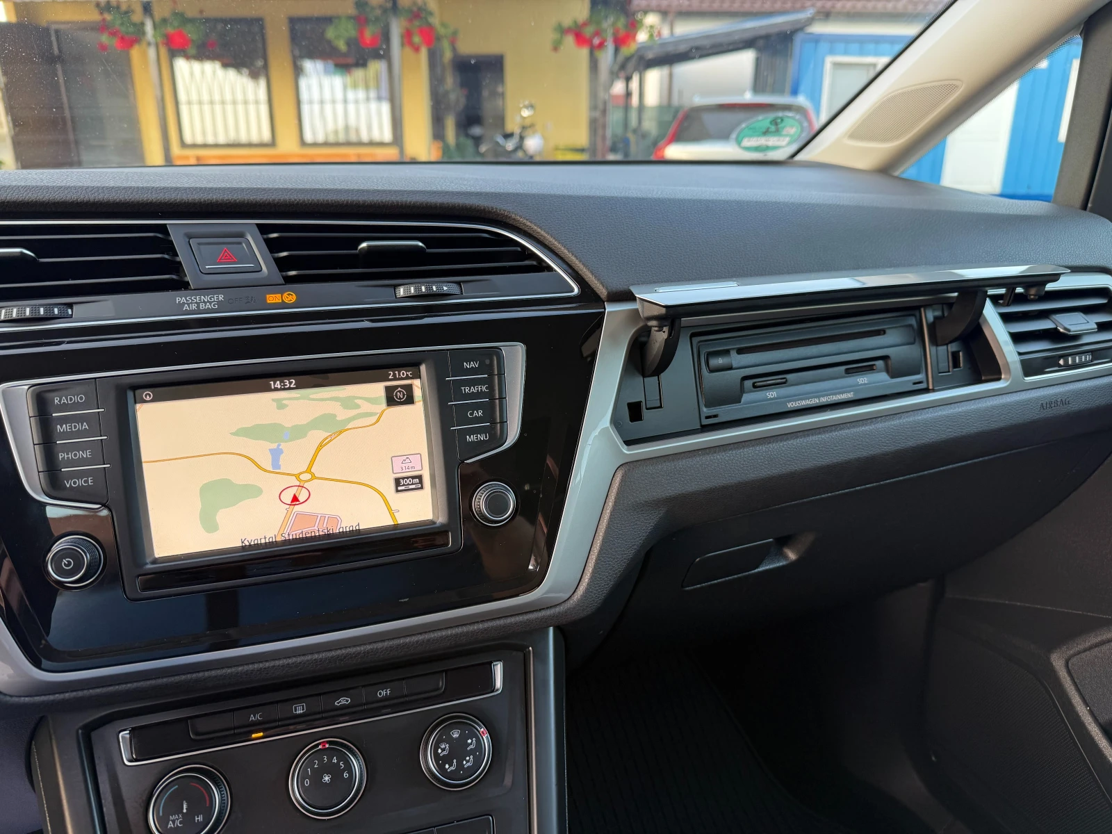 VW Touran  РЕАЛНИ КИЛОМЕТРИ !! НОВ ВНОС !! ЕВРО 6 !!, снимка 12 - Автомобили и джипове - 55829330