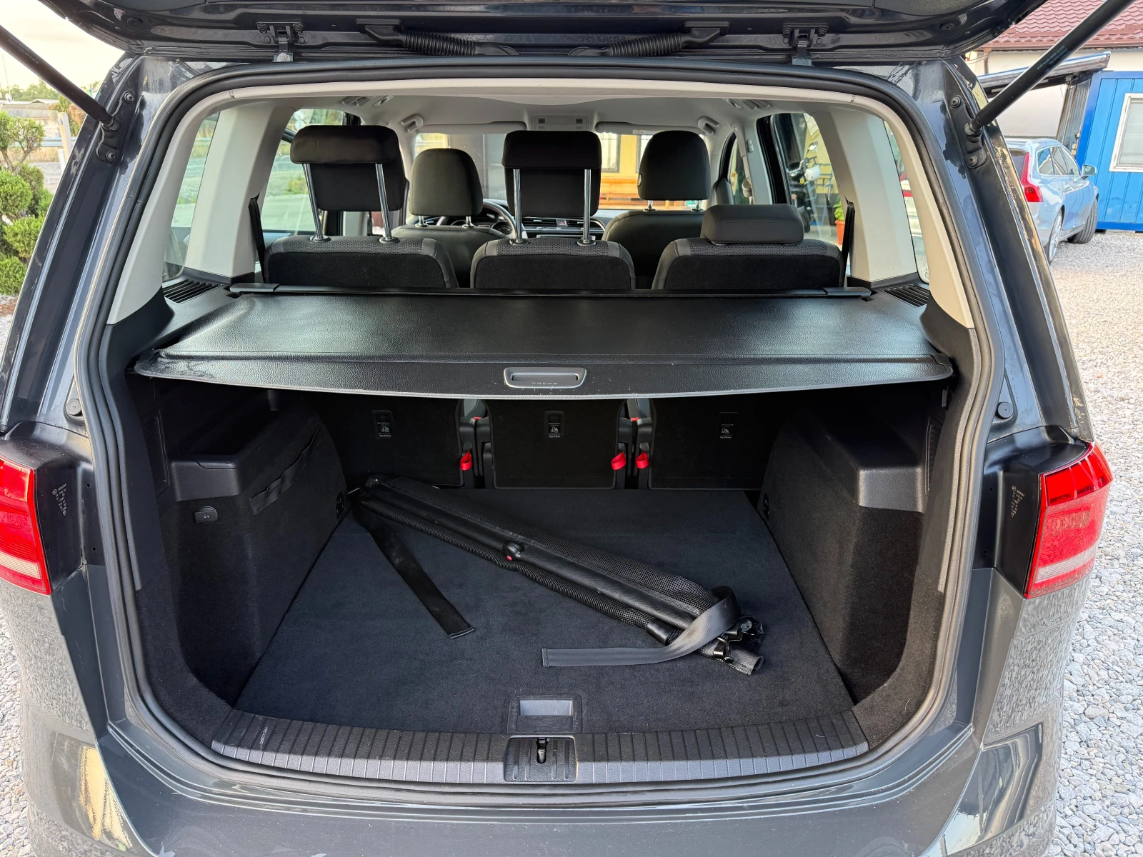 VW Touran  РЕАЛНИ КИЛОМЕТРИ !! НОВ ВНОС !! ЕВРО 6 !!, снимка 15 - Автомобили и джипове - 55829330