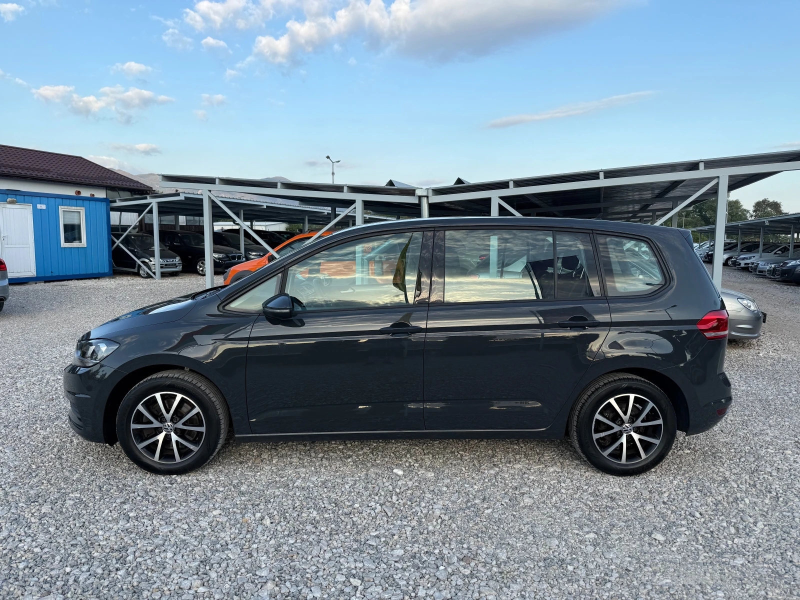 VW Touran  РЕАЛНИ КИЛОМЕТРИ !! НОВ ВНОС !! ЕВРО 6 !!, снимка 2 - Автомобили и джипове - 55829330