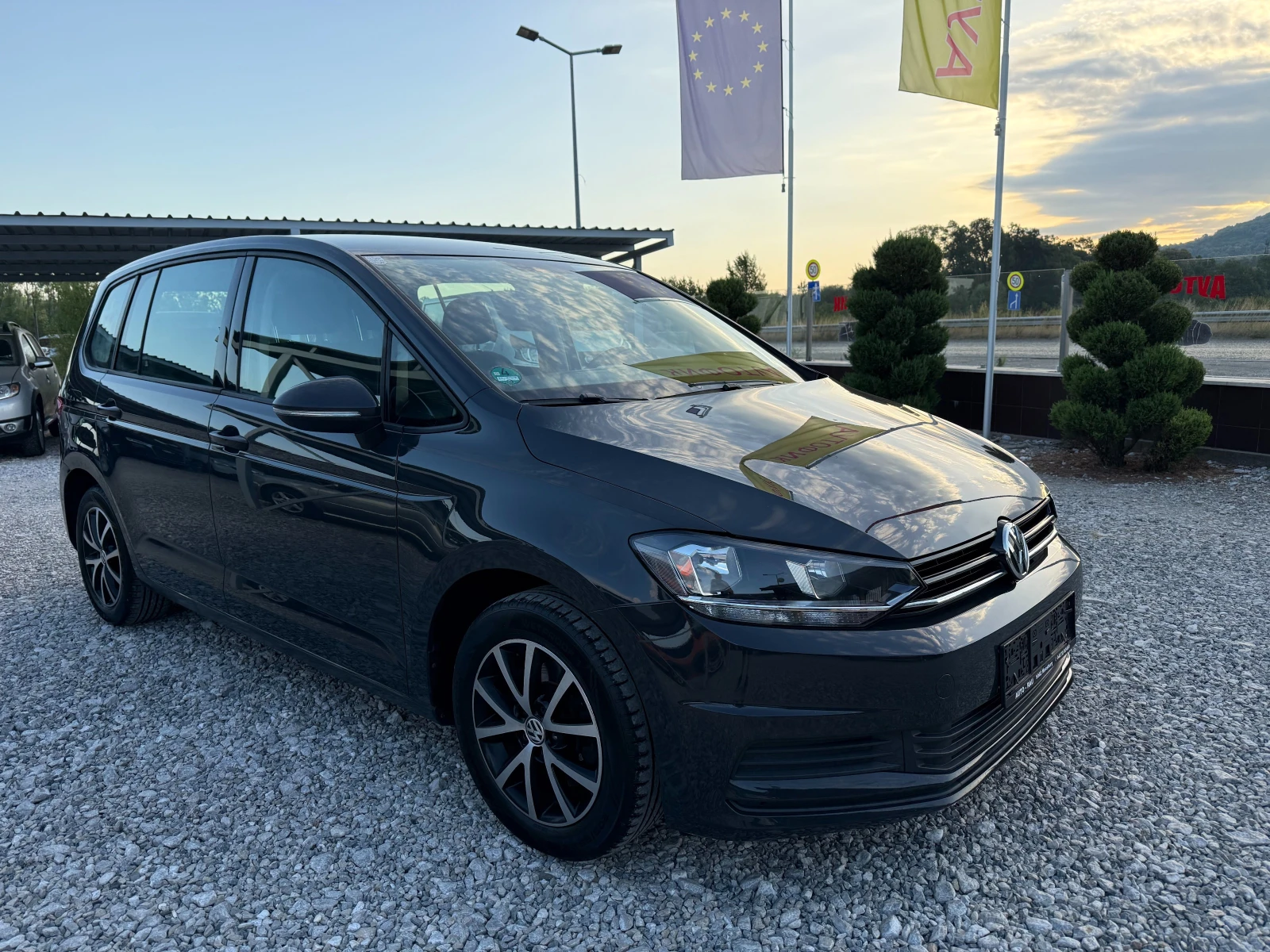 VW Touran  РЕАЛНИ КИЛОМЕТРИ !! НОВ ВНОС !! ЕВРО 6 !!, снимка 7 - Автомобили и джипове - 55829330