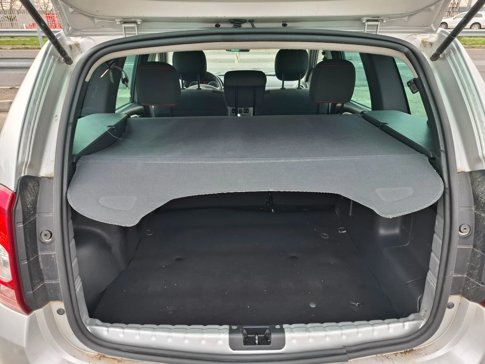 Dacia Duster 1, 6i Италия - изображение 9