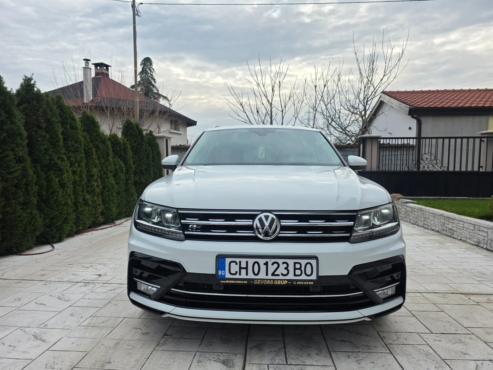 VW Tiguan 2.0 TDI R-LINE  НАПЪЛНО ОБСЛУЖЕН , снимка 2 - Автомобили и джипове - 54008944