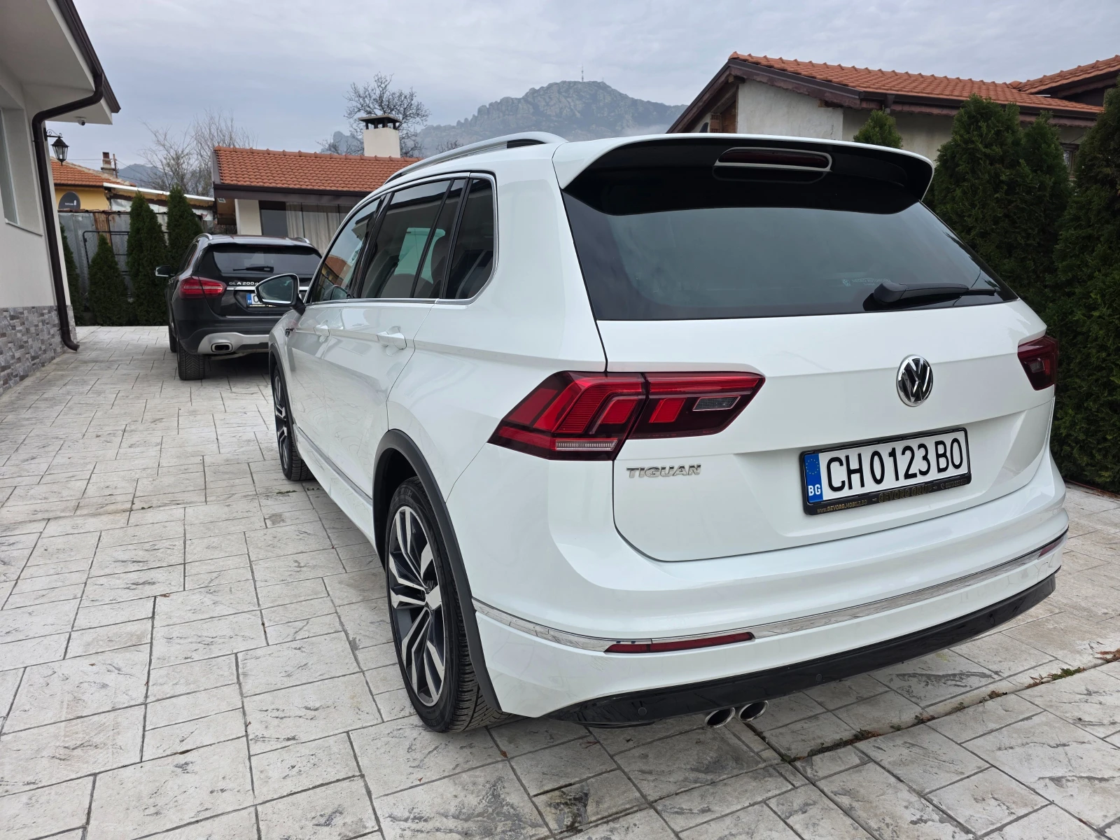 VW Tiguan 2.0 TDI R-LINE  НАПЪЛНО ОБСЛУЖЕН , снимка 7 - Автомобили и джипове - 54008944