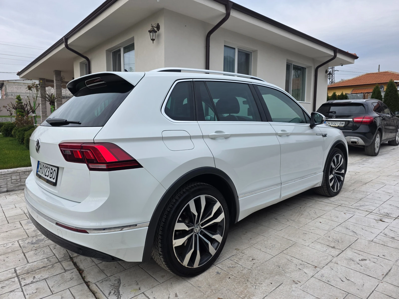 VW Tiguan 2.0 TDI R-LINE  НАПЪЛНО ОБСЛУЖЕН , снимка 4 - Автомобили и джипове - 54008944