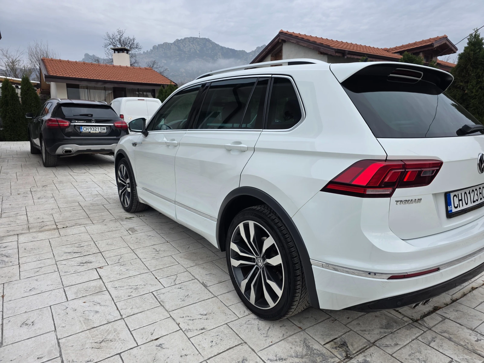 VW Tiguan 2.0 TDI R-LINE  НАПЪЛНО ОБСЛУЖЕН , снимка 8 - Автомобили и джипове - 54008944