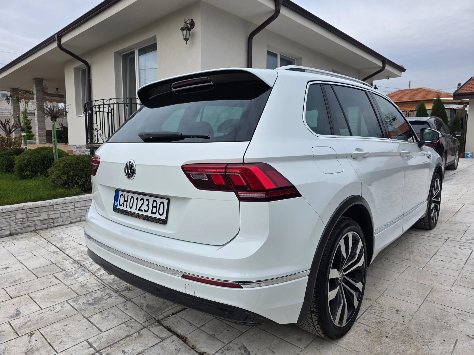 VW Tiguan 2.0 TDI R-LINE  НАПЪЛНО ОБСЛУЖЕН , снимка 5 - Автомобили и джипове - 54008944