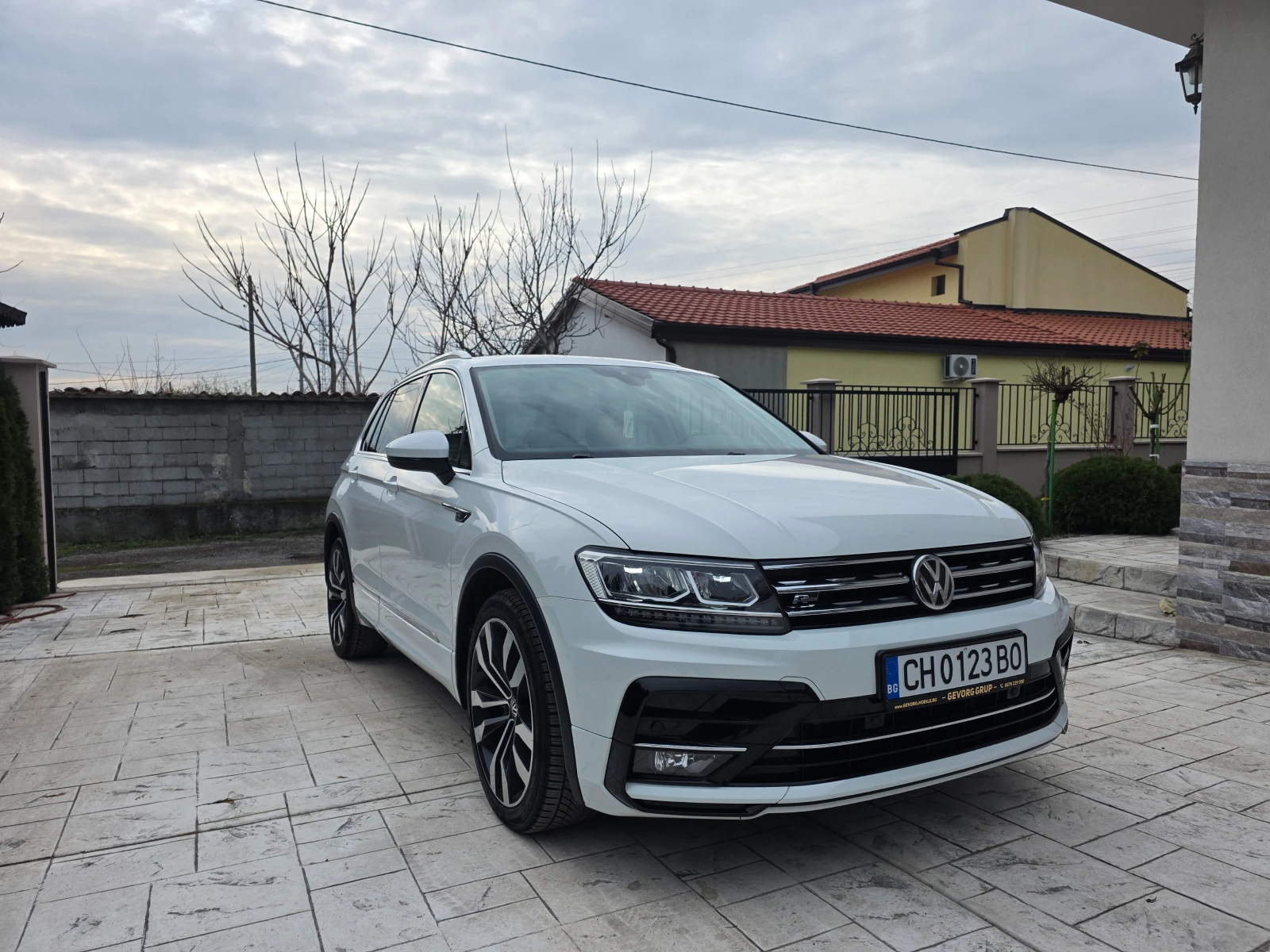 VW Tiguan 2.0 TDI R-LINE  НАПЪЛНО ОБСЛУЖЕН , снимка 3 - Автомобили и джипове - 54008944