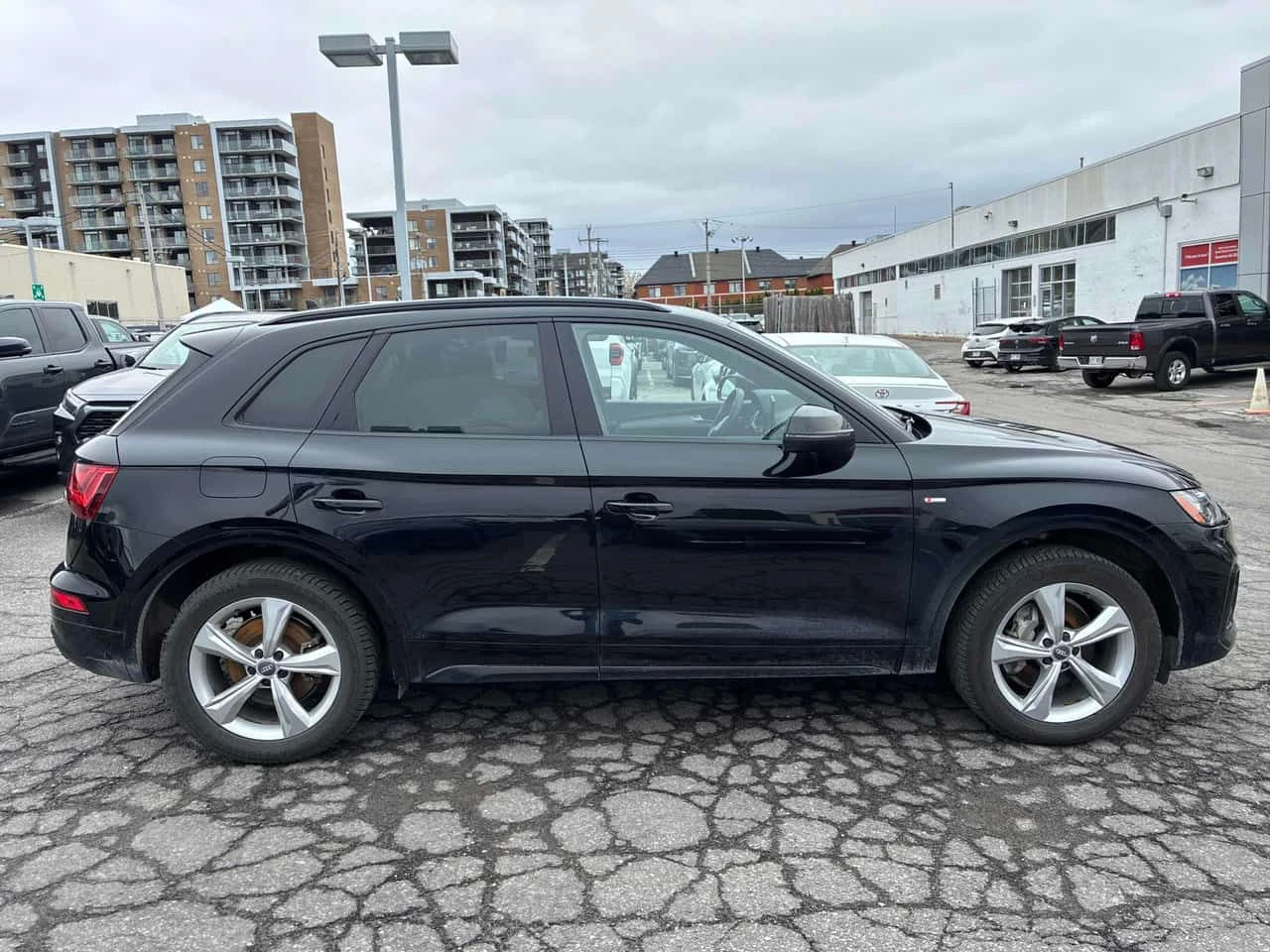Audi Q5 Progressiv/ПАНОРАМА/ДИСТРОНИК/ГУМИ+ ДЖАНТИ , снимка 4 - Автомобили и джипове - 54372616