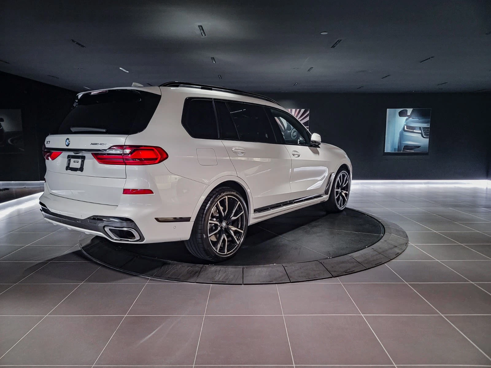 BMW X7 40i* M-SPORT* DISTRONIC* INDIVIDUAL* HEAD-UP* ОБДУ, снимка 6 - Автомобили и джипове - 54834781
