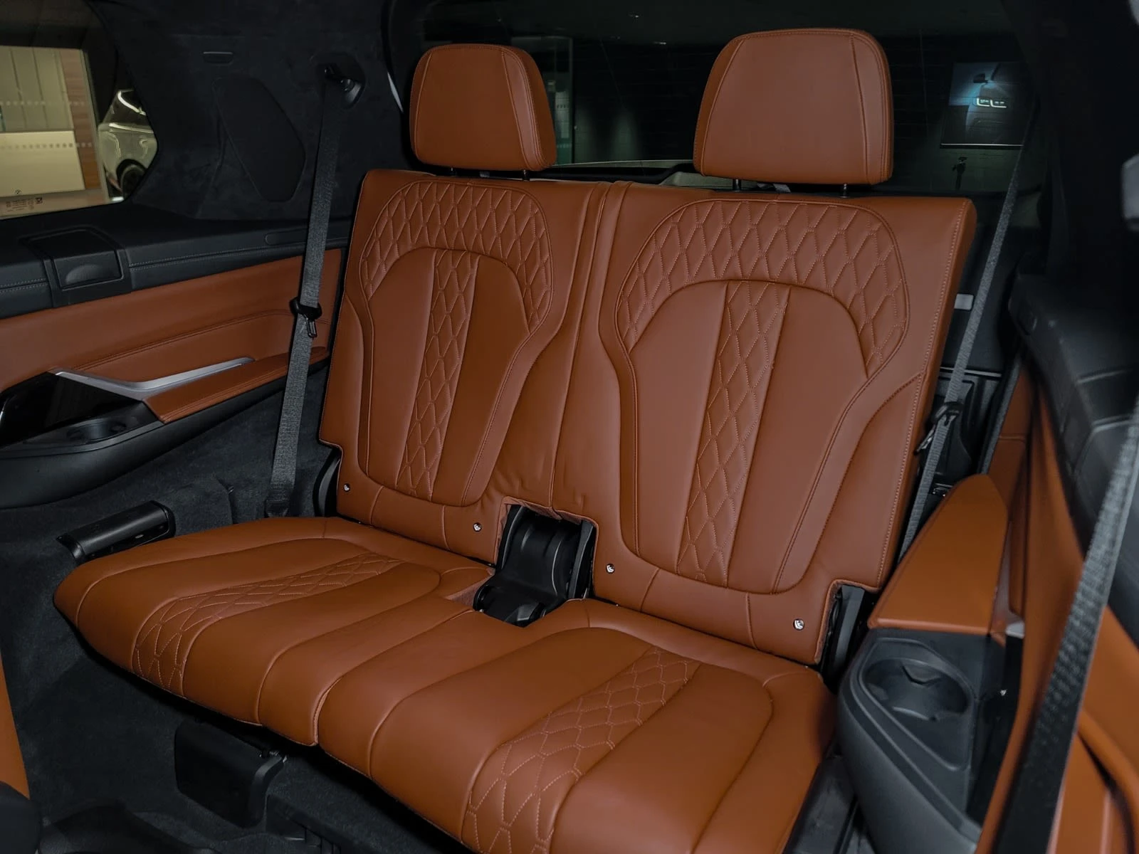 BMW X7 40i* M-SPORT* DISTRONIC* INDIVIDUAL* HEAD-UP* ОБДУ, снимка 15 - Автомобили и джипове - 54834781