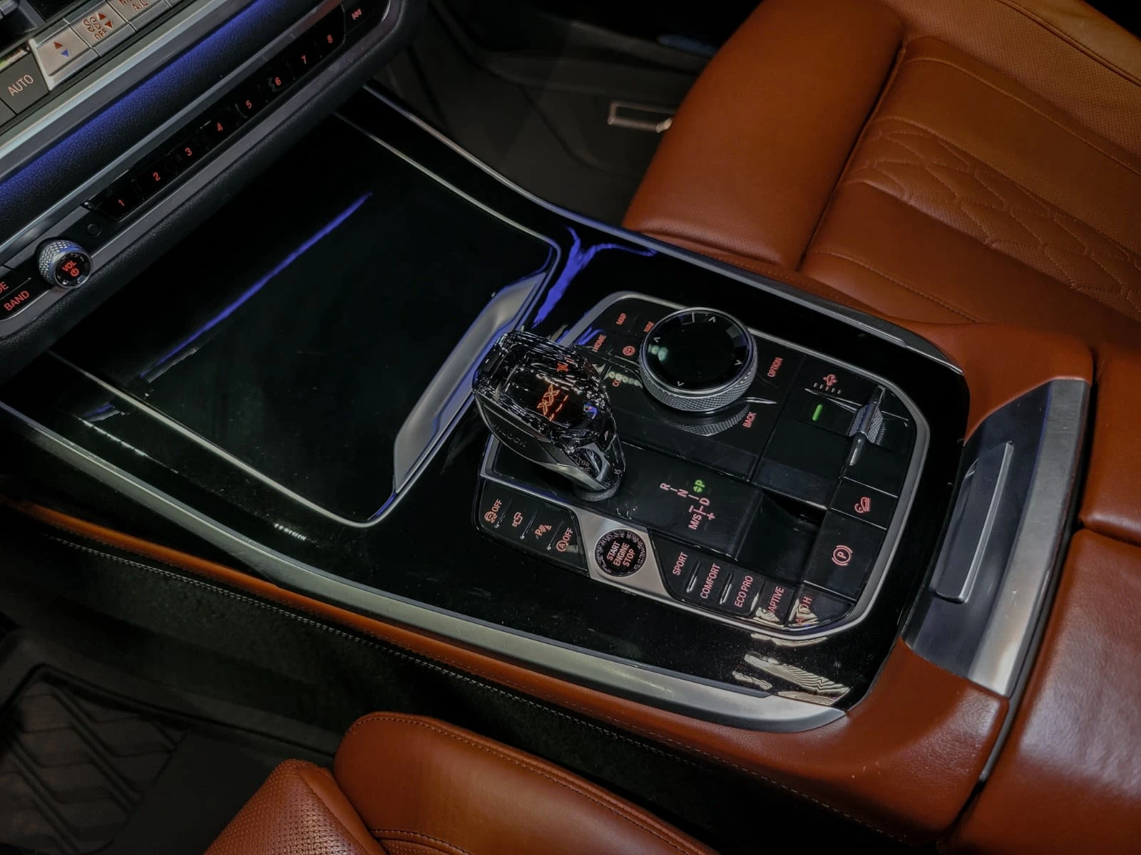 BMW X7 40i* M-SPORT* DISTRONIC* INDIVIDUAL* HEAD-UP* ОБДУ, снимка 13 - Автомобили и джипове - 54834781