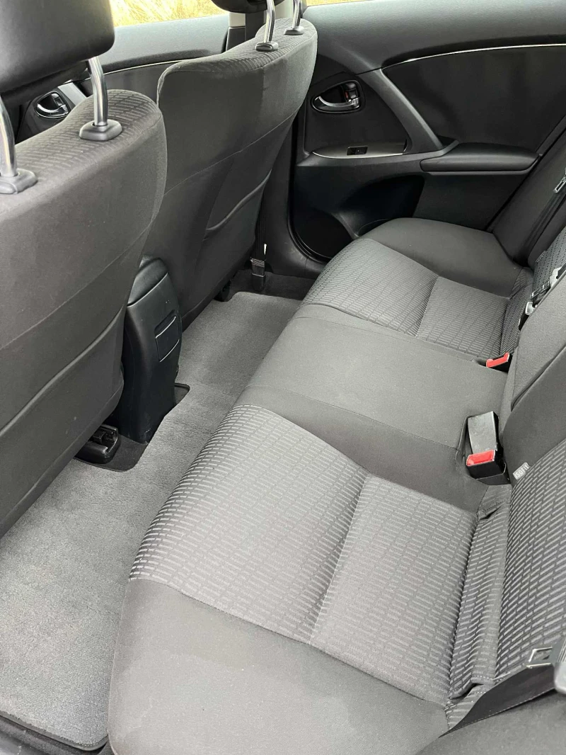 Toyota Avensis 2.2 D4D, снимка 7 - Автомобили и джипове - 51961641