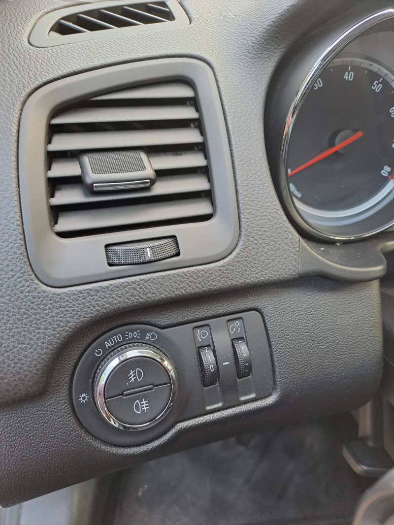 Opel Insignia 1.6 Turbo, снимка 15 - Автомобили и джипове - 52716541