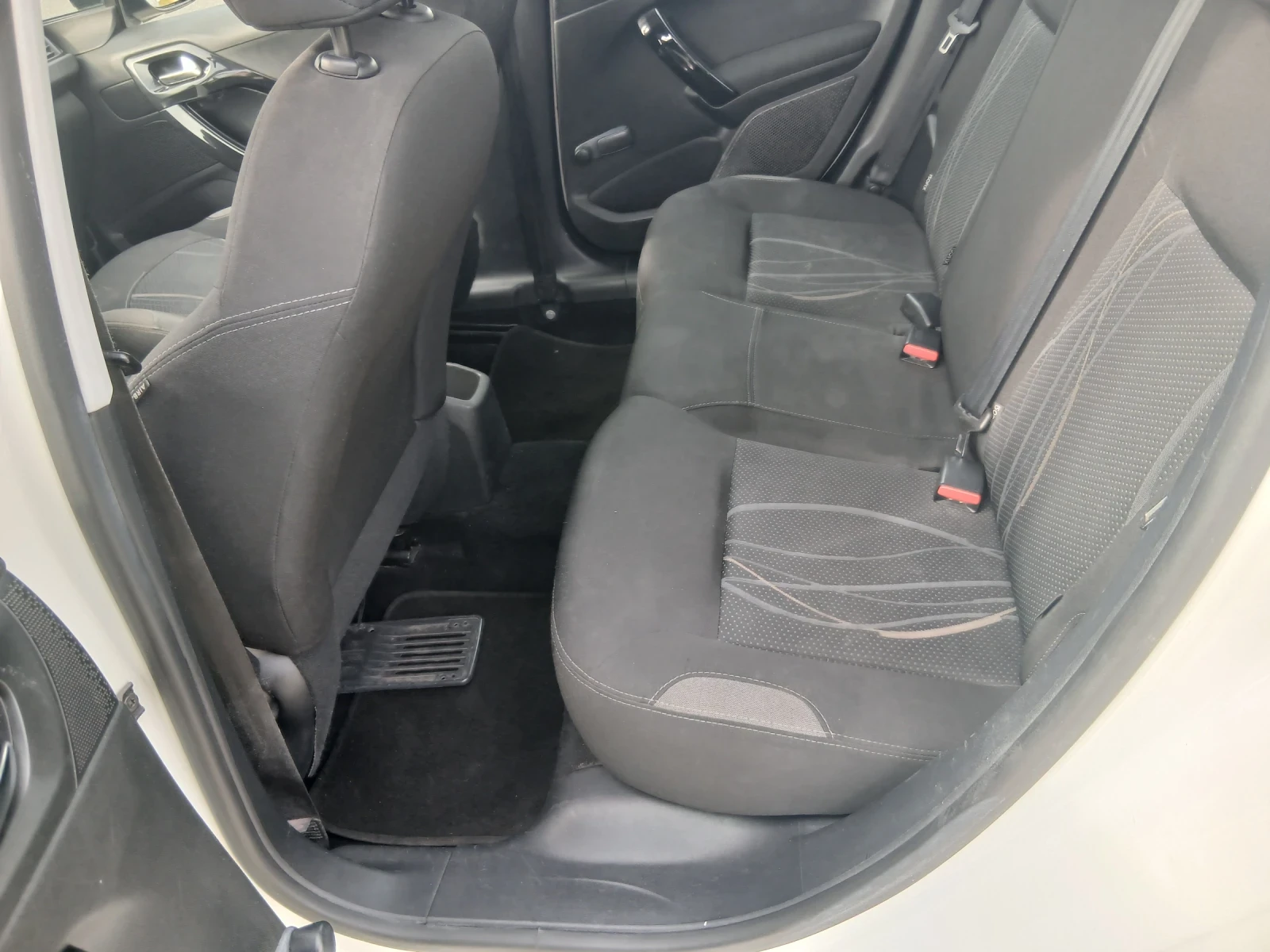 Peugeot 208 1.4i/LPG - изображение 9