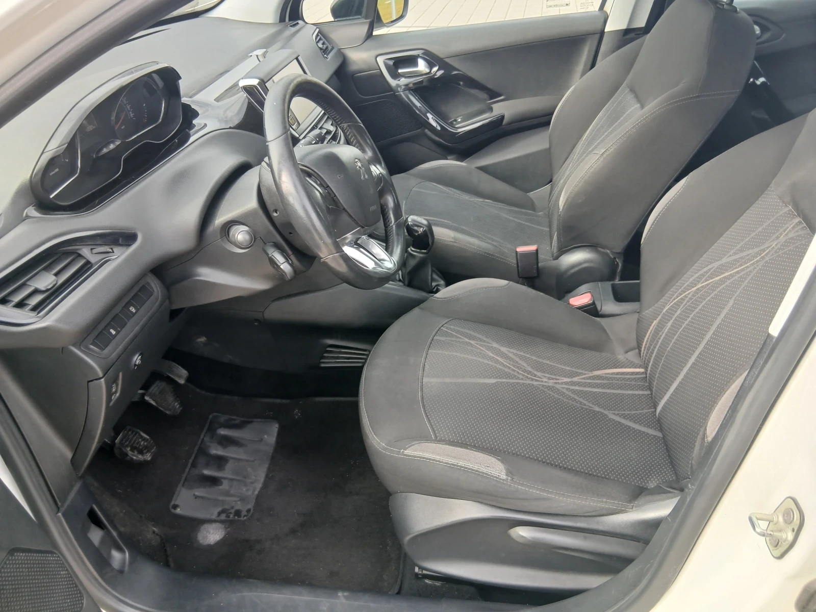 Peugeot 208 1.4i/LPG - изображение 6