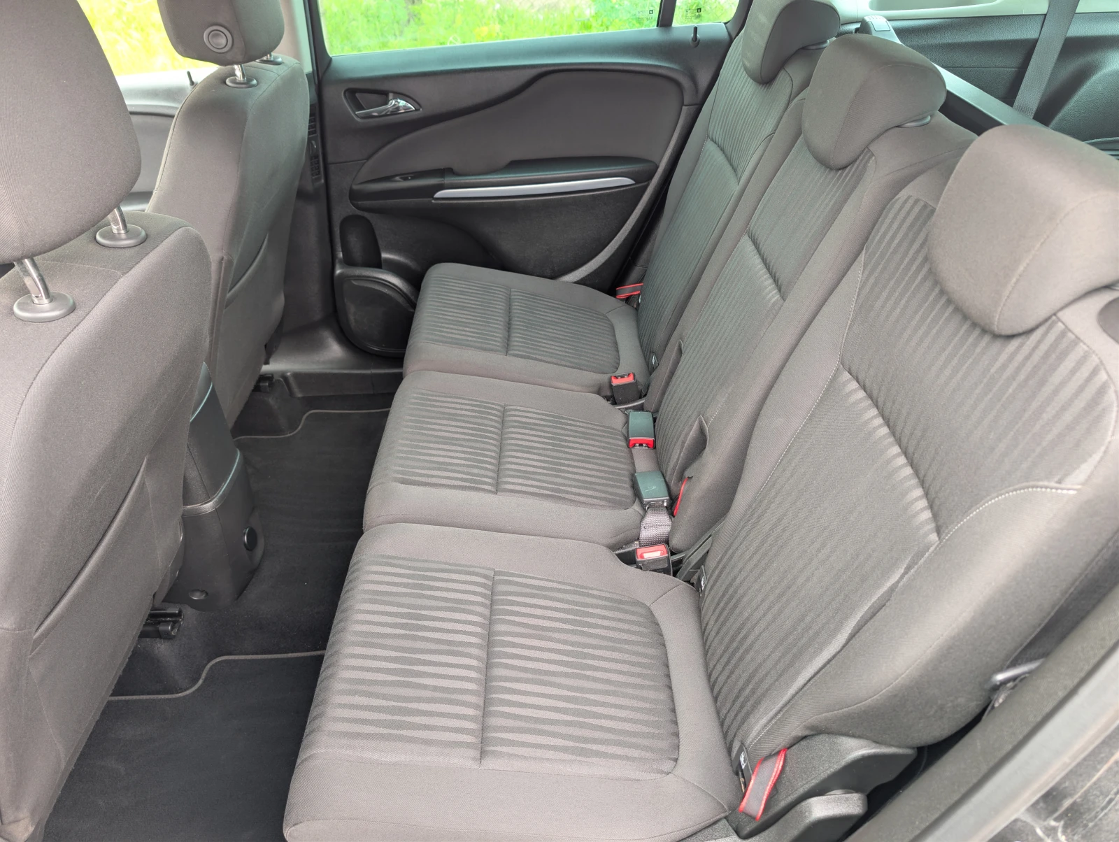 Opel Zafira 1.6i/136ps/Navi/7 места, снимка 12 - Автомобили и джипове - 54412109