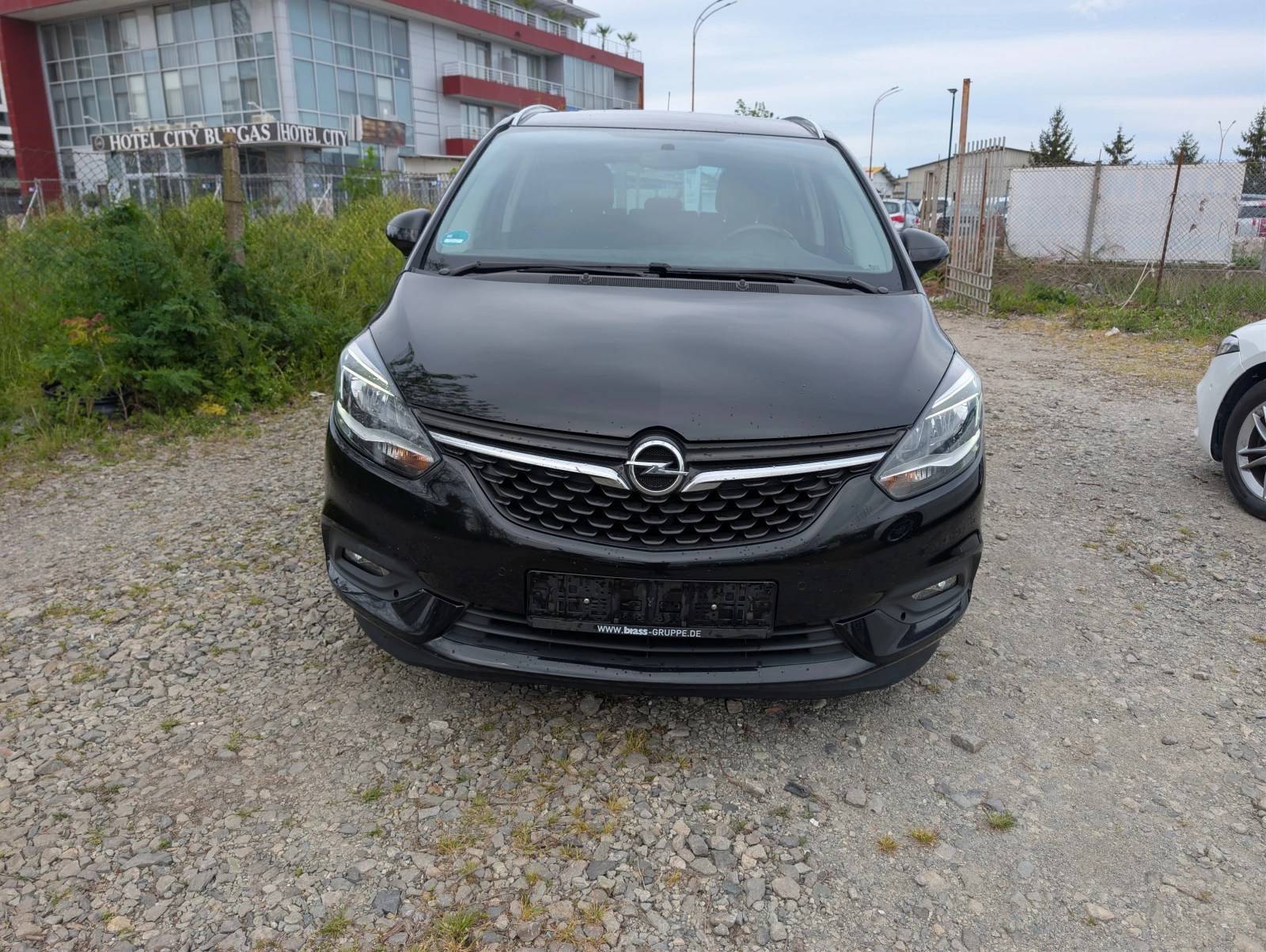 Opel Zafira 1.6i/136ps/Navi/7 места, снимка 2 - Автомобили и джипове - 54412109