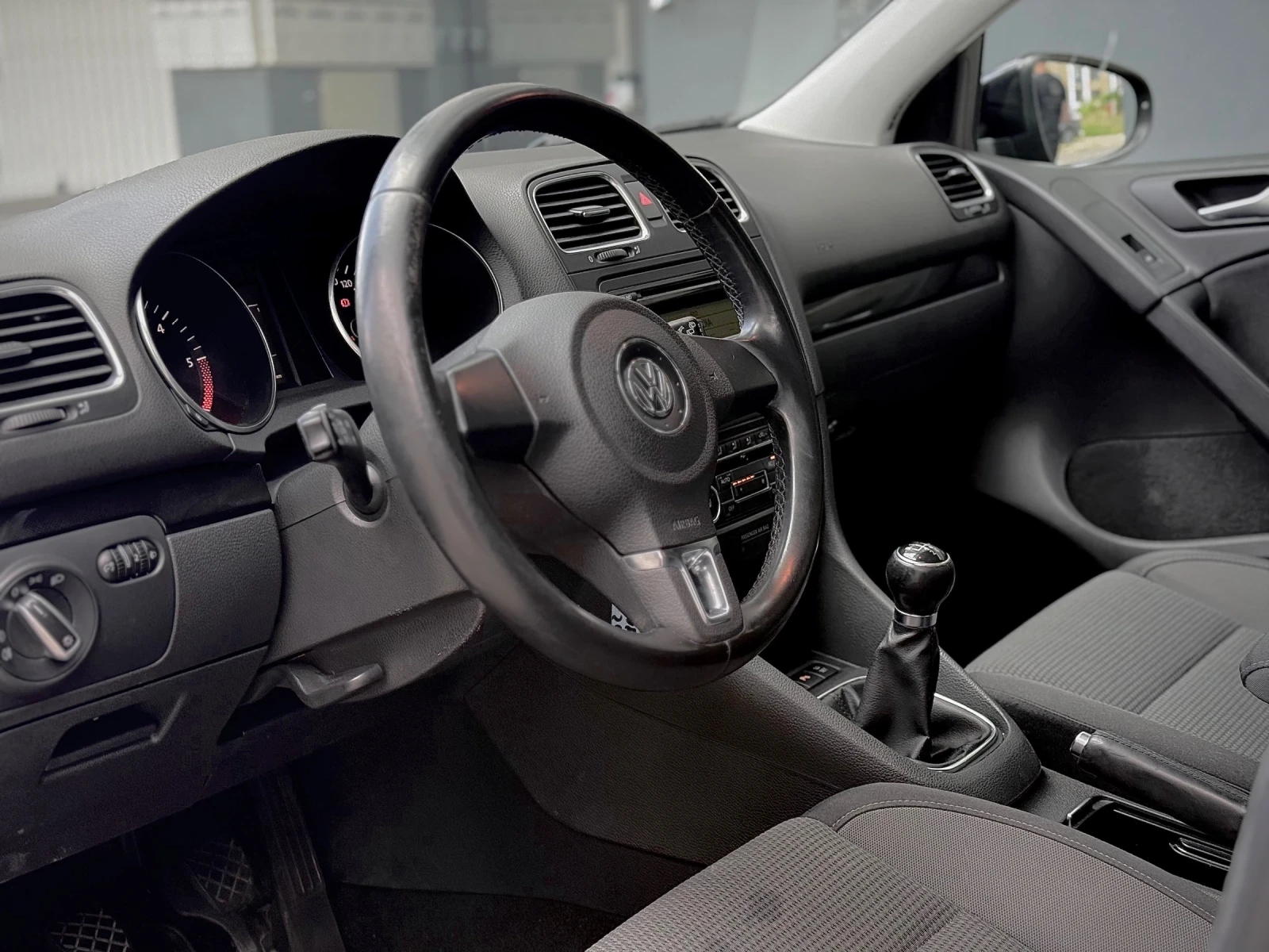 VW Golf 1.6TDI, снимка 8 - Автомобили и джипове - 55009443