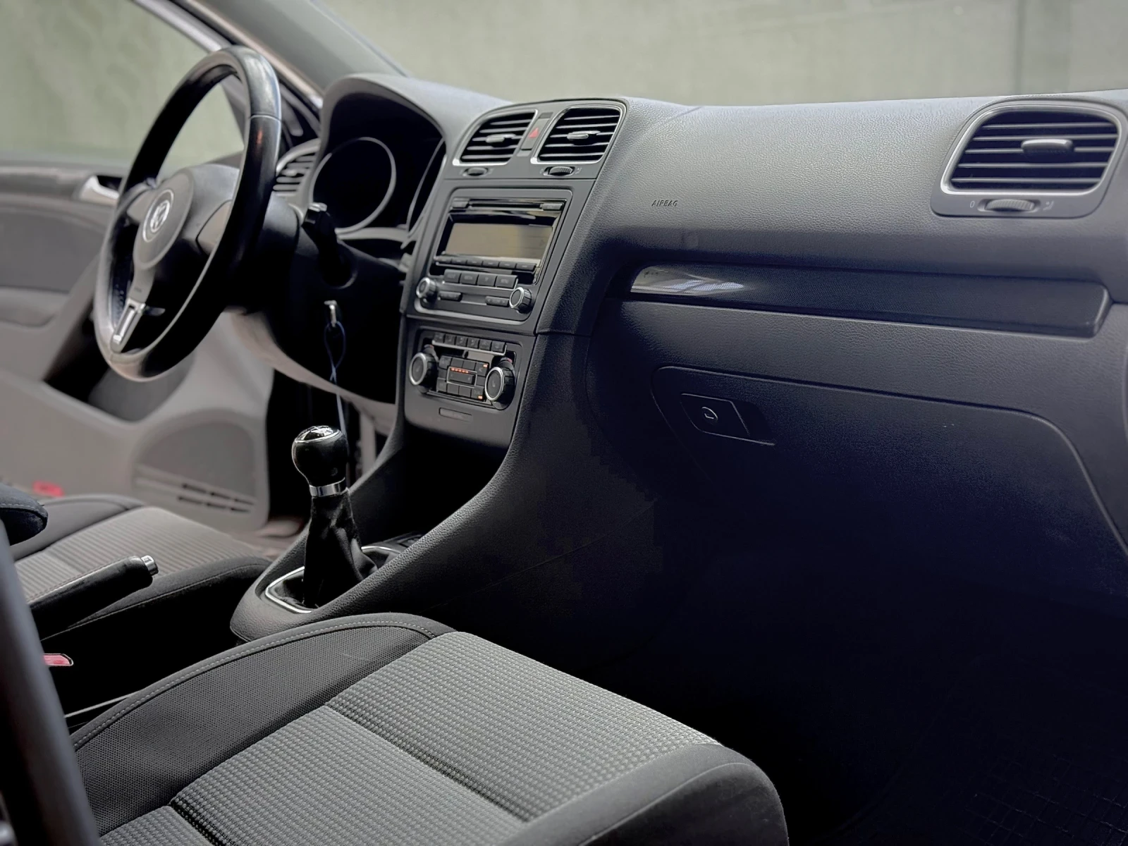 VW Golf 1.6TDI, снимка 11 - Автомобили и джипове - 55009443