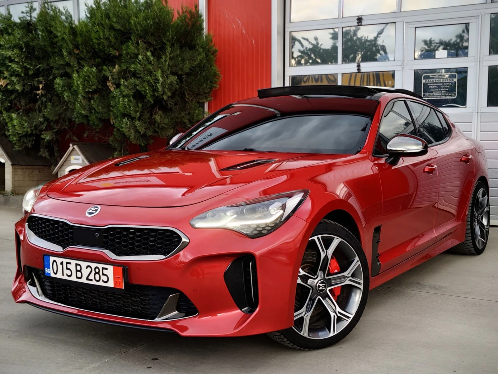 Kia Stinger 3.3i GT Turbo/4x4/ПАНО/ОБДУХВАНЕ/HEADUP/LEXICON/F1, снимка 2 - Автомобили и джипове - 55705789