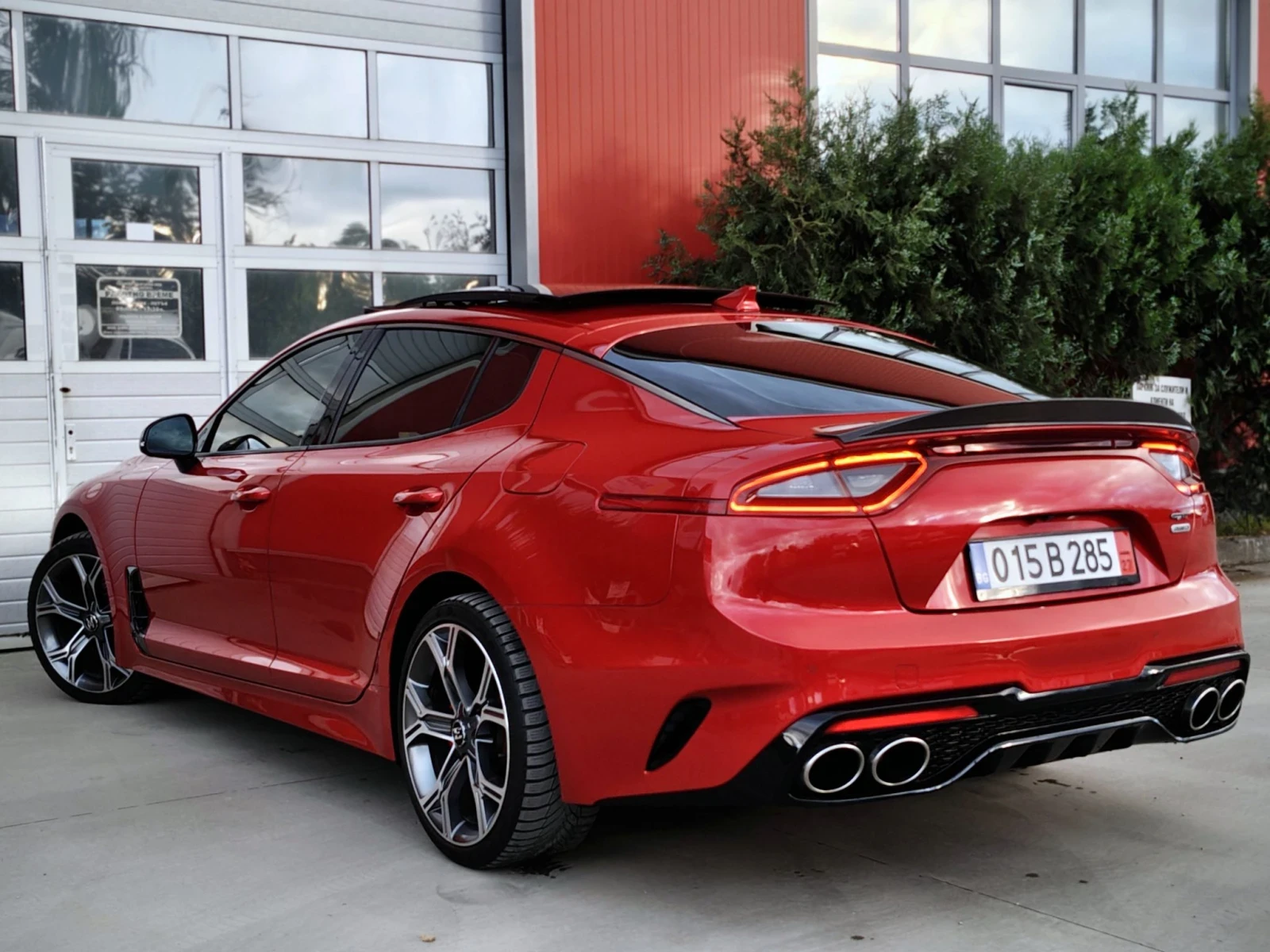 Kia Stinger 3.3i GT Turbo/4x4/ПАНО/ОБДУХВАНЕ/HEADUP/LEXICON/F1, снимка 4 - Автомобили и джипове - 55705789