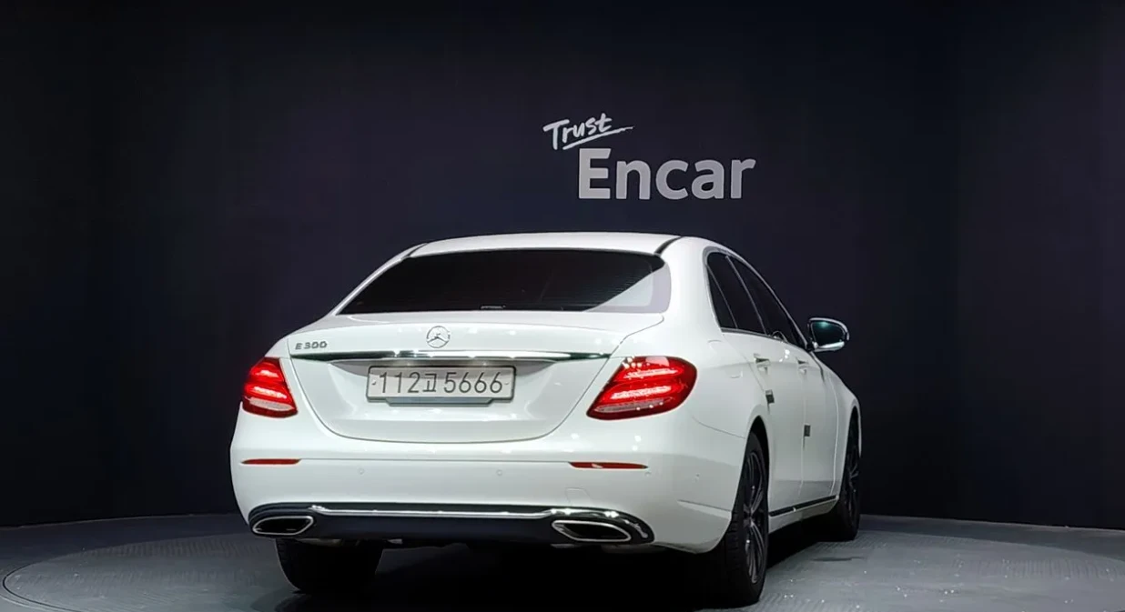 Mercedes-Benz E 300 ОБДУХ* 360* КОЖА* BURMESTER* , снимка 4 - Автомобили и джипове - 55879633