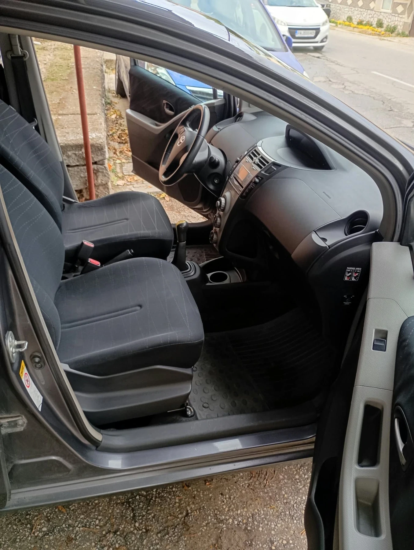 Toyota Yaris 1.3 vvt-i, снимка 10 - Автомобили и джипове - 56730476