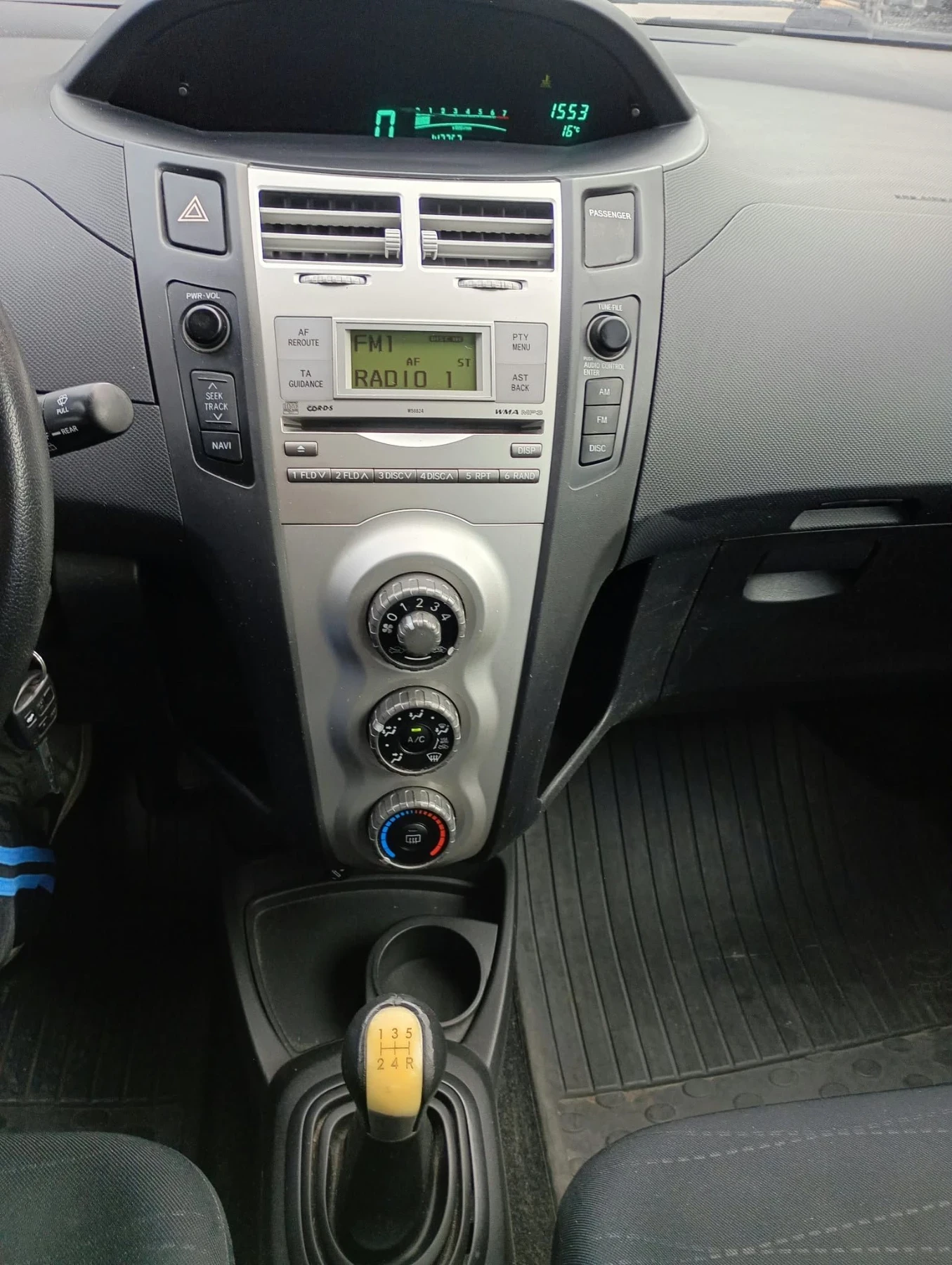 Toyota Yaris 1.3 vvt-i, снимка 9 - Автомобили и джипове - 56730476