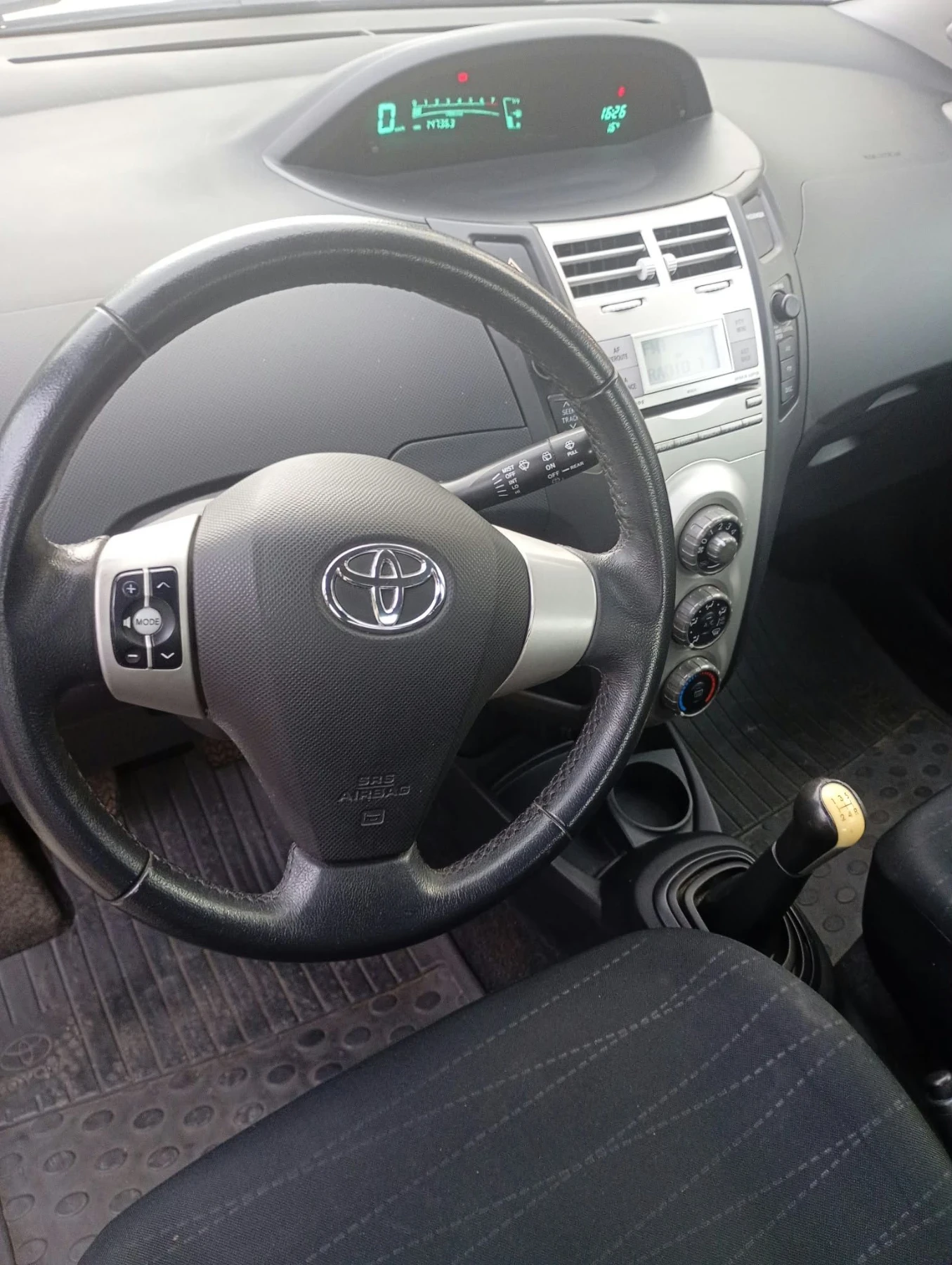 Toyota Yaris 1.3 vvt-i, снимка 14 - Автомобили и джипове - 56730476
