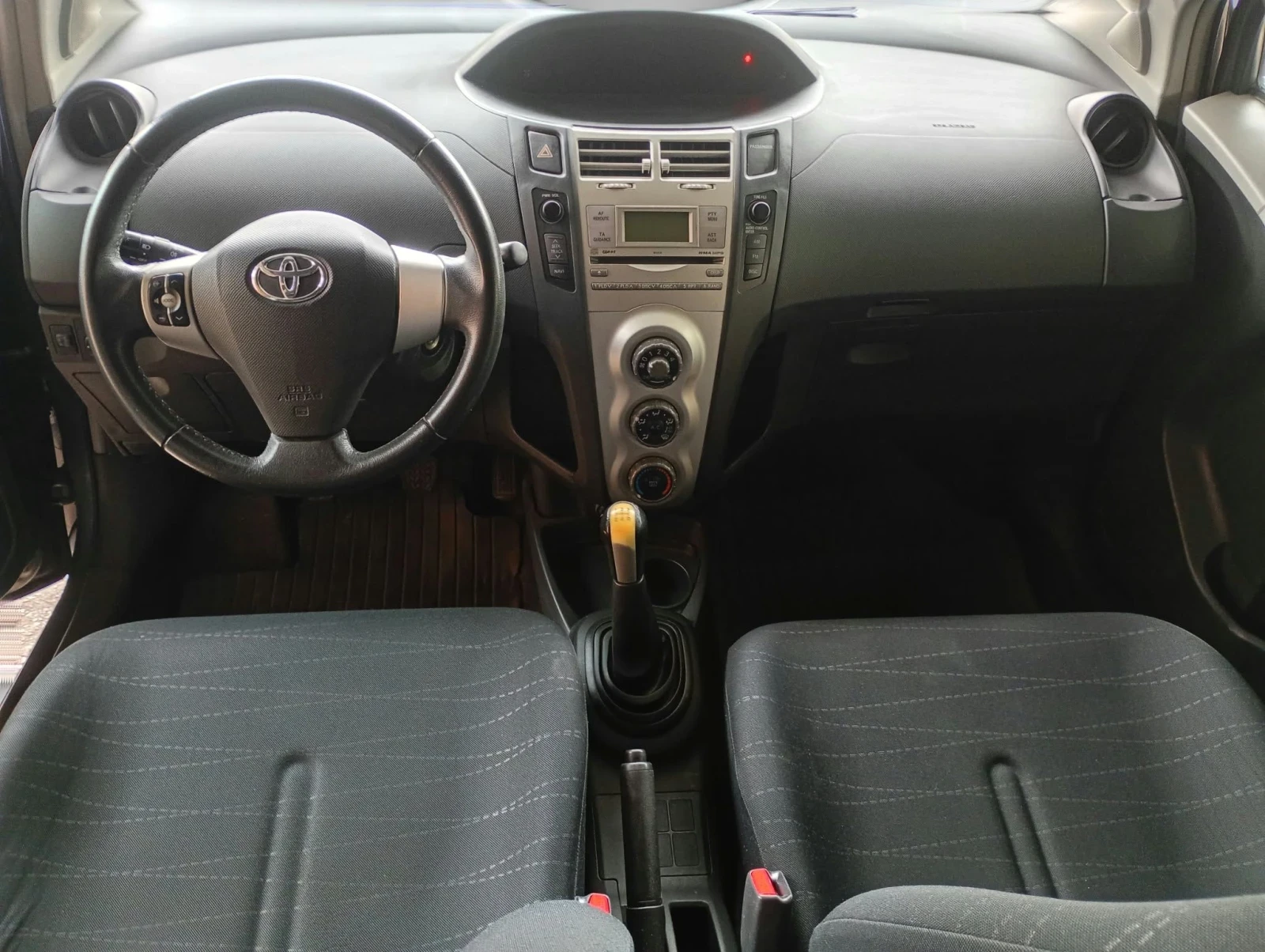 Toyota Yaris 1.3 vvt-i, снимка 11 - Автомобили и джипове - 56730476