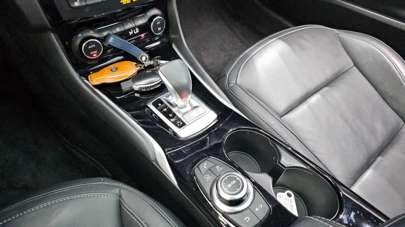 Infiniti Q30 2.0 Essential , снимка 12 - Автомобили и джипове - 52725616